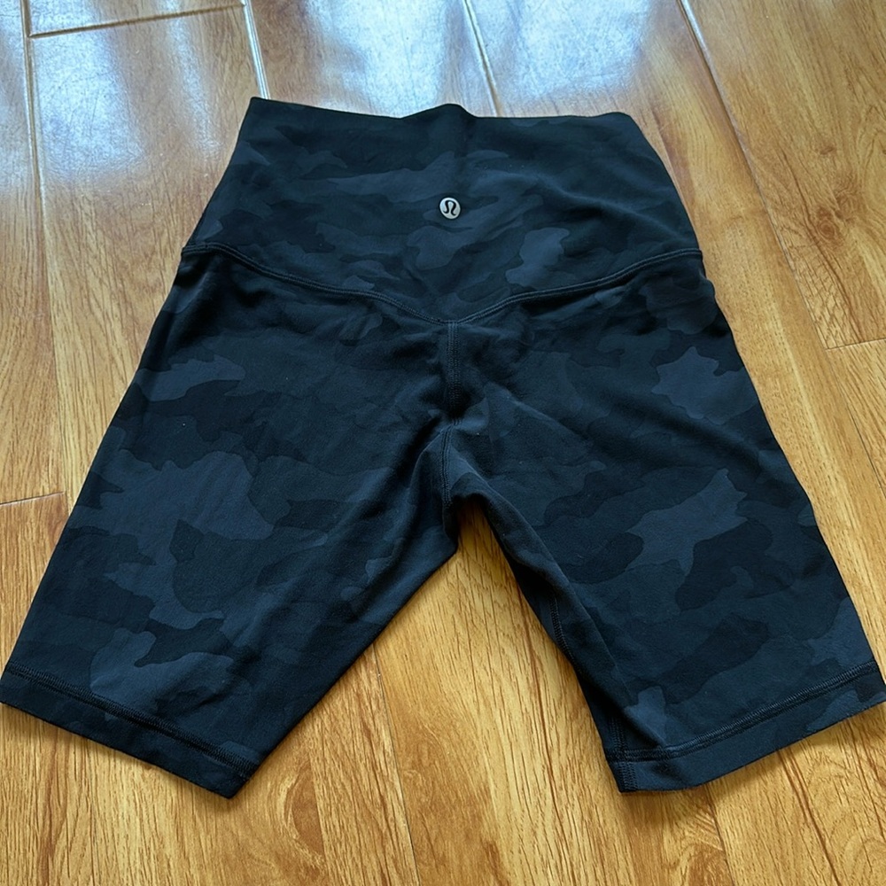 Lululemon Align 8” size 4 gray black camo